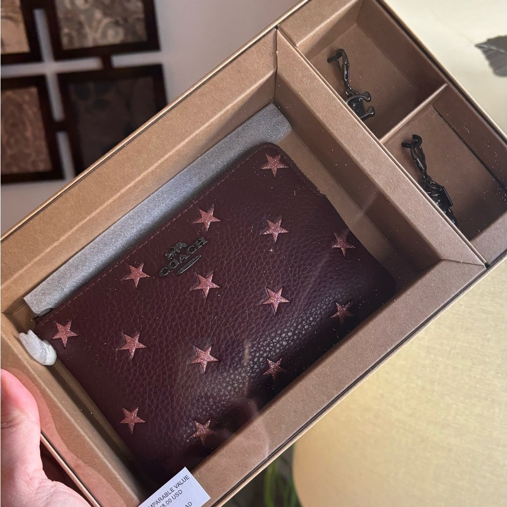 Authentic COACH Leather glitter stars wristlet and 2 charms set in box 🎁 - Picture 8 of 9